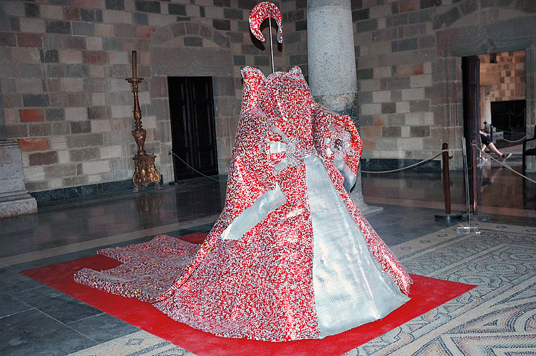 ../Images/Lady_Macbeth.Nikos_Floros'_sculptural_costume.jpg