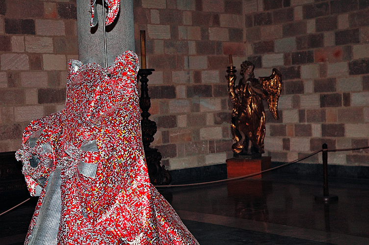 ../Images/Lady_Macbeth.Sculptural_costume.jpg