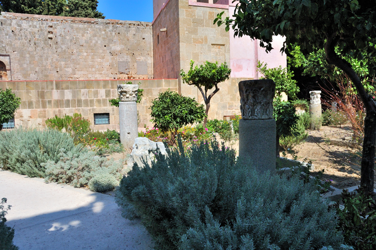 Giardini con reperti archeologici / Photo Impressioni Jazz