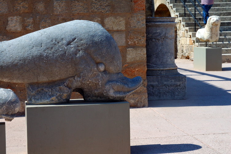 delfini - monumento funerario - Archaeological Museum of Rhodes / Photo Impressioni Jazz