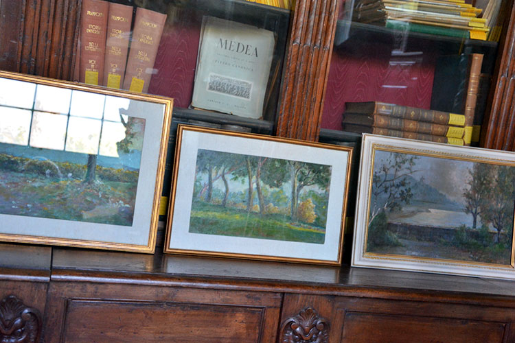 Libreria con spartito di "Medea"