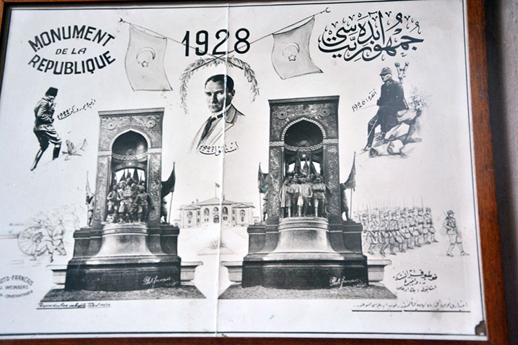 Manifesto dell'inaugurazione del monumento alla Repubblica turca, in piazza Taksim.
