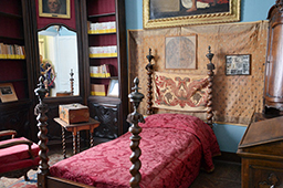 Scorcio con letto in stile barocco, nella Casa Museo Canonica. Roma.