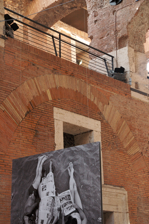 Scorcio della Grande Aula del Museo dei Fori Imperiali, con foto Klein "Ostia 1957" ( part)