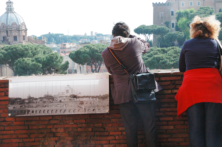 visitatori e scorcio panoramico dal Museo dei Fori Imperiali di Roma