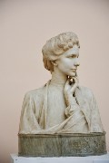 La scultura in marmo bianco patinato, su base di bardiglio, della Principessa Emily Doria Panphilj.
