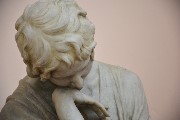 Rimembranze ( Part.) La scultura in marmo in mostra al Museo Canonica, di Roma.