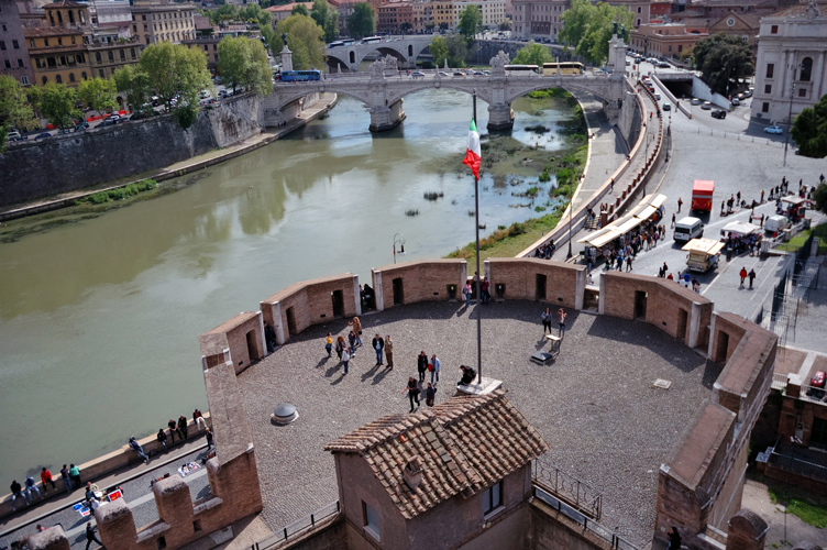Uno dei quattro torrioni angolari di Castel Sant'Angelo. Foto di Silvana Matozza e Guido Bonacci