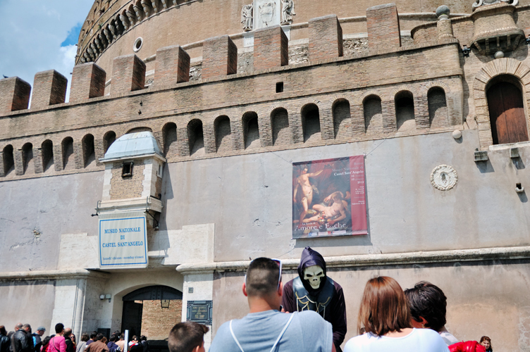 Le mura merlate della facciata d''ingresso al Museo Nazionale di  Castel Sant'Angelo