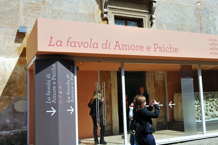 L'ingresso della mostra Amore e Psiche, nel cortile con l'Angelo di Raffaello da Montelupo