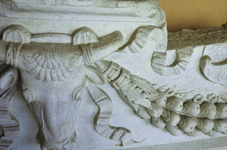 Fregio in mamormo con decoro a ghirlanda e bucrani. Foto di Silvana Matozza e Guido Bonacci