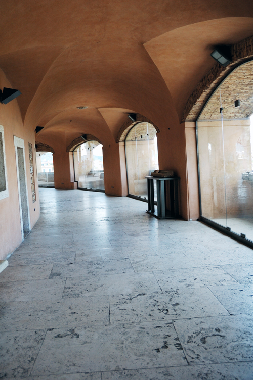 Galleria archeologica del Museo del Castello. Foto di Silvana Matozza e Guido Bonacci