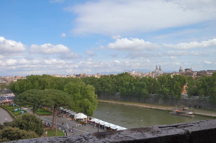 Vista sul fiume Tevere, dal Museo nazionale di Castel Sant'Angelo, di Roma. Foto di Silvana Matozza e Guido Bonacci