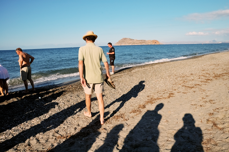 ../Images/Spettatori_scrutano_tartarughe_sulla_riva.Creta.jpg