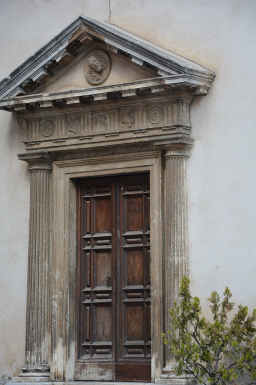 ../Images/Portale-a-timpano.Chiesa-della-Misericordia.Abruzzo.jpg