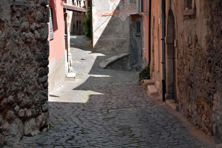 ../Images/Vicolo-Borgo.Tagliacozzo.Abruzzo.jpg