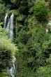 Vegetazione  maestosa e selvaggia, tra dirupi e cascatelle