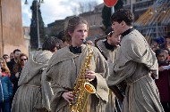 Ragazza  sassofonista della street band./ PhotoSilvana Matozza, Guido Bonacci