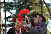 Un momento del live concert, con ombrellini rossi. Casa del Jazz / Photo©Silvana Matozza, Guido Bonacci