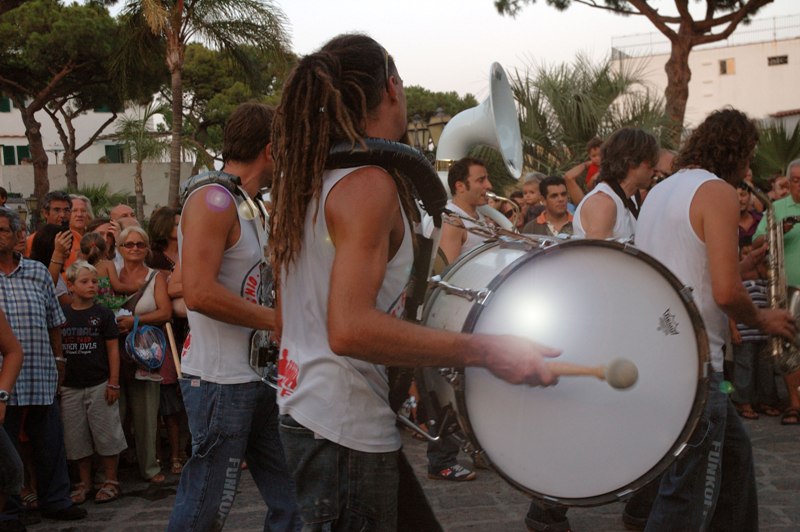 La marching band a corso Rizzoli. Lacco Ameno.Ischia / PhotoSilvana Matozza, Guido Bonacci