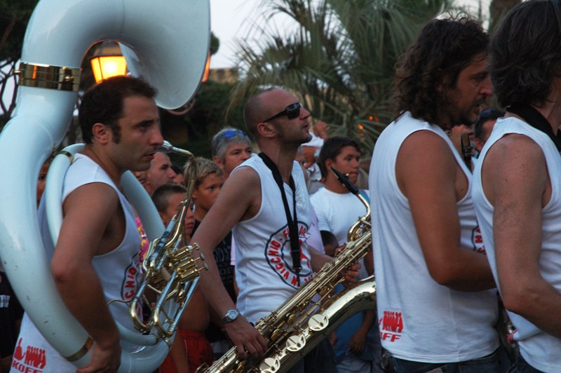 Pubblico e musicisti - show live lungo corso Rizzoli.  / PhotoSilvana Matozza, Guido Bonacci