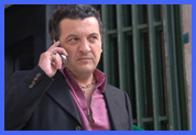 Riccardo Zinna interpreta il mafioso Nin Cintannidd "