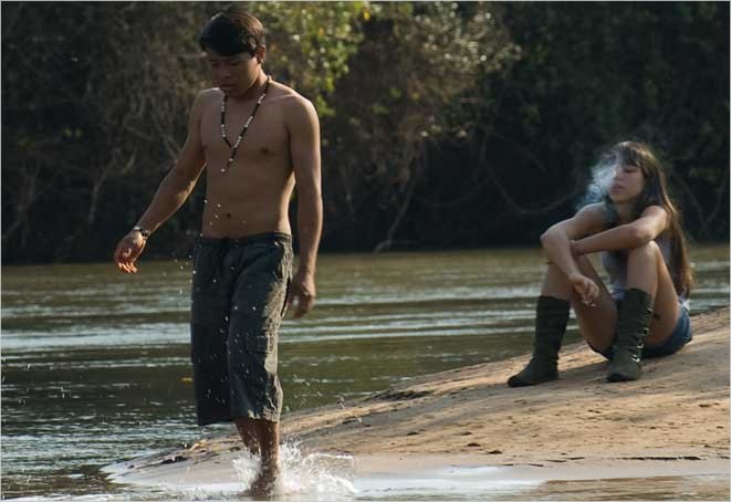 Abrsio Silva Pedro as Osvaldo e and Fabiane Pereira Da Silva nel film di Marco Bechis
