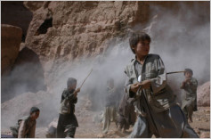 Bambini che giocano alla guerra nella Valle di Bamiyan
