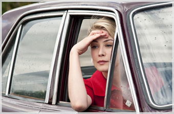 Rosamund Pike as Lisa, la moglie del Boss della Ford-Dagenham