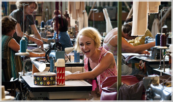 Made in Dagenham. una scena del lavoro delle donne alla Ford