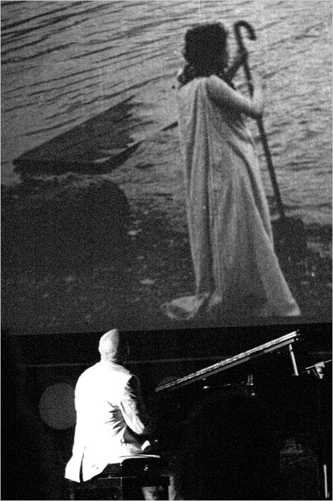 Danilo Rea in piano solo commenta tre rari cortometraggi italiani